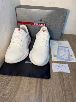 Vita sneakers  - Säljer ett par vita skor eftersom dem var för stora, helt nya(oanvända) fråga gärna om fler bilder! Priset kan diskuteras!