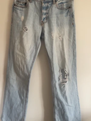 Ljusblåa bootcut jeans med hål - INTRESSEKOLL‼️ på mina ljusblå jeans i modellen Slim Boot. Skriv vid intresse och kom med bud!💕💗(som man ser på bilden så är jeansen slitna nedtill men annars i bra skick!)