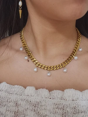 Guldpläterat  18k, 9 mm bred halsband med  pärlor - Elegant halsband i guldpläterat rostfritt stål  från Diavansa– finns även i silverfärgad variant. Matchande örhängen finns i en separat annons.  Smycket är 9 mm brett och har en justerbar längd mellan 42 + 6 cm, vilket gör att det passar perfekt oavsett stil och tillfälle.. De nickelfria och handgjorda i Sverige    