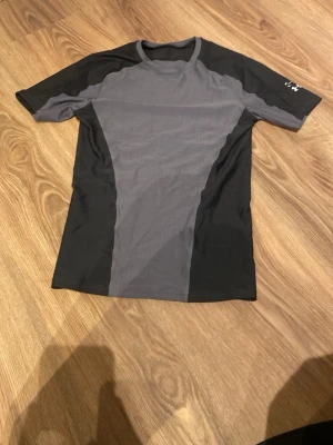 Under armour x HALO compression shirt  - En fet under armour tröja för gym/träning. Collab med HALO. Jag är 183 66kg och den satt bra och tajt på mig men tyckte inte jag såg bra ut. Helt ny använd någon gång. 