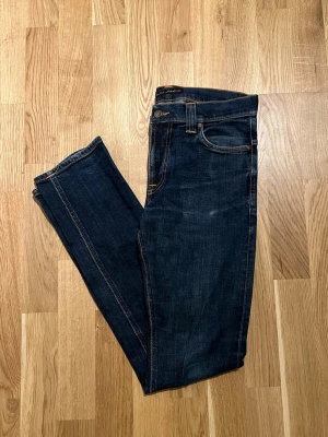 Nudie Jeans Raw - Blå Nudie jeans för män. Klassiska jeans i nyskick, inga skador/slitage. Modellen är Thin finn. Storlek Waist 32 / Lenght 36. Hör av dig vid intresse/frågor. PRIS KAN DISKUTERAS!
