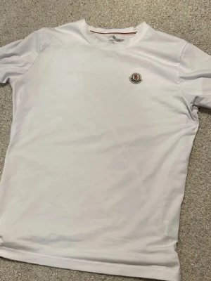 Vit moncler tshirt - Pris kan diskuteras!