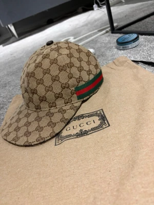Gucci beige keps med GG-mönster - Storlek M Använd max 2 månader pris: 1100kr