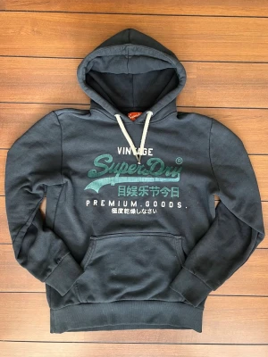 Superdry hoodie M - Säljer min knappt använda superdry hoodie. Köptes ny i vintras. Den är i utmärkt skick utan några skador! :) True to size och sitter som Medium.  Finns fler plagg på min profil!  