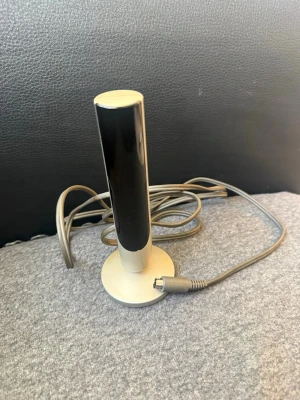 Extern IR-mottagare med kabel - Säljer en extern IR-mottagare i silver och svart med rund fot och lång kabel. Perfekt för att styra elektronik på distans, t.ex. TV eller mediaspelare. Utrustad med DIN-kontakt för enkel anslutning till kompatibla enheter.