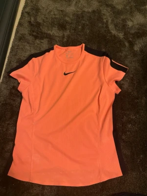 Träningströja - Nike tenniströja. Storlek S. Mycket bra Skick.