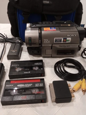 Sony Handycam videokamera med tillbehör - Sony Handycam CCD-TRV46E videokamera i silver och svart med 72x zoom, tillhörande laddare, batteri, för hi8 och Video8-band, AV-kablar och en väska från Kodak. Perfekt för dig som gillar retrofilmning och vill digitalisera gamla minnen. Digitalisera dina gamla video inspelningar till dator.           Kamera kan skickas, ses i Trollhättan eller i Göteborg.   Ring vid frågor på 0700441696