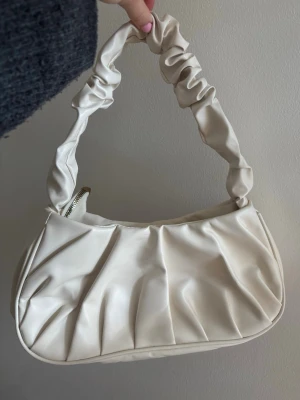 Vit liten handväska - Gullig vit liten handväska från SHEIN. Aldrig använd☁️☁️