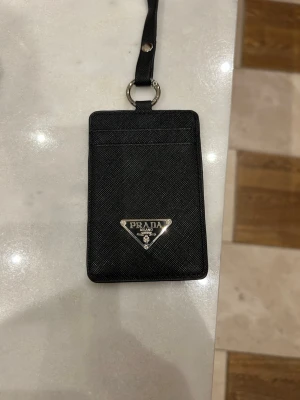 Plånbokhållare  - Säljer en väldigt unik plånbok hållare väldigt skön att bära underlättar även för dig som vill hålla koll på dina kort helt ny aldrig använt. Skriv vid frågor eller flera bilder så löser vi 