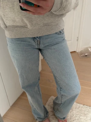 Low waist baggy jeans  - Snygga jeans från Gina, är i mycket bra skick utan defekter!!💕
