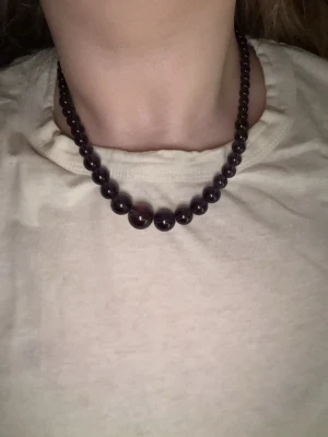 Lila pärlhalsband  - I glas och super fint att dekorera med