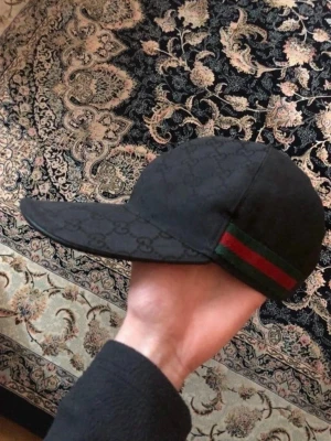 Svart Gucci keps med GG-mönster - Säljer en svart keps från Gucci med det klassiska GG-monogrammönstret över hela kepsen.Den kommer med box kvitto och allt som finns när man köper från butiken, den är äkta! Pris kan diskuteras!