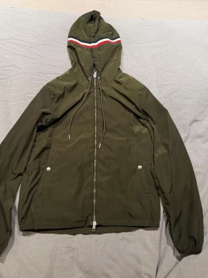Moncler Jacka Grön - Lite använd men väldigt gott skick.