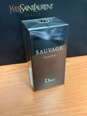 Dior Sauvage Eau de Parfum - Dior Sauvage Eau de Parfum i elegant svart förpackning med silvertext. Flaskan har en modern och stilren design som utstrålar lyx och exklusivitet. Perfekt för dig som gillar klassiska och maskulina dofter.