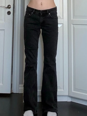 Svarta bootcut jeans - Säljer ett par svarta bootcut jeans med klassisk femficksmodell och låg midja från Lager 157. De har innerbenslängd på 80cm samt midjemått på 37cm rakt över. Använda ett fåtal gånger och i bra skick. Finns väldigt små slitningar vid hälarna, annars inga defekter. Vid frågor eller önskemål om fler bilder är det bara att skriva privat 💕