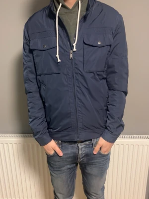 Mörkblå jacka - Säljer en tvär fet blå jacka utan defekter. Skick 9/10. Modellen är 181 och vöger 65. Storlek M men passar även S!