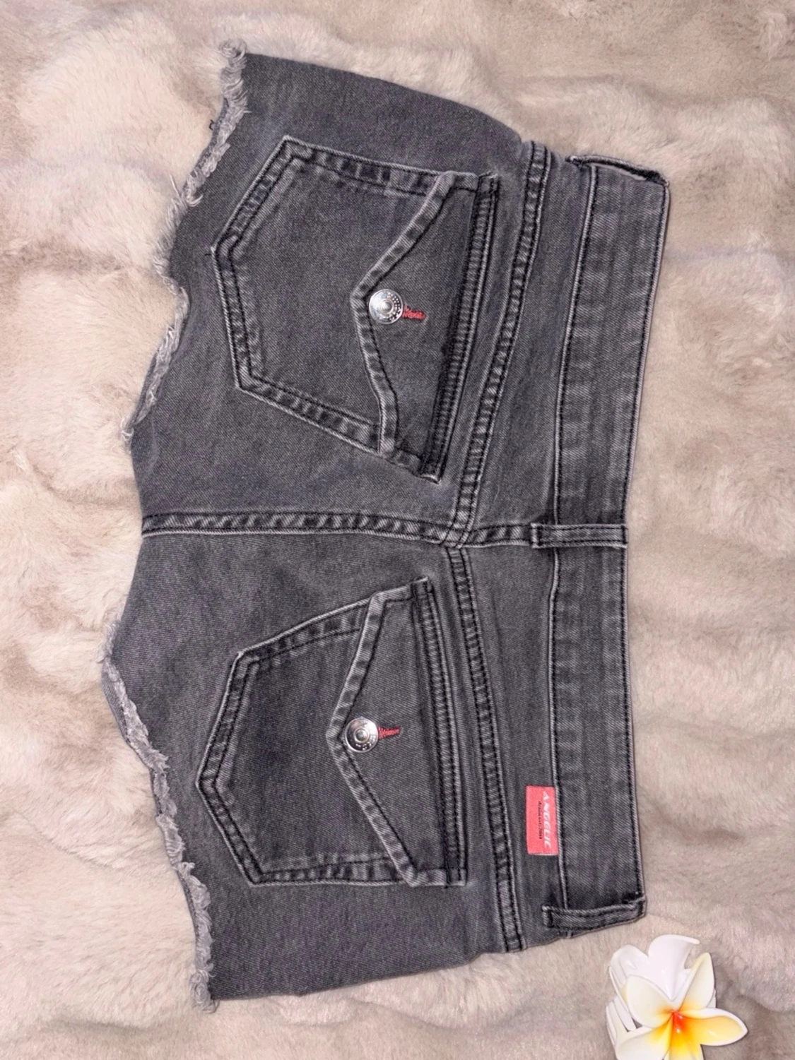 Grå jeansshorts med råa kanter - 1