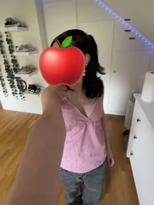 Rosa linnetopp från brandy melville! - Söt rosa och vit rutig linnetopp från brandy melville med smala axelband och v-ringad urringning. Jag har bara använt den några gånger och den är i jättebra stick! 🍎🌀🎱🎼