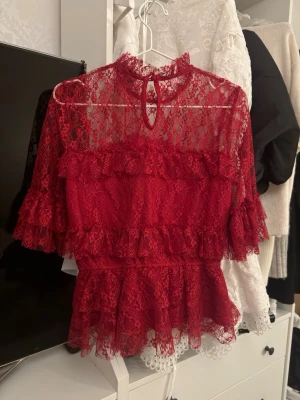 Spets topp - Säljer en jättefin spets topp, helt ny med prislapp kvar! Storlek 38, nypris 499 kr❤️