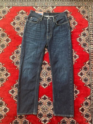 Acne studios blå konst log mörkblå - Acne Studios Blå Konst jeans in the model Log Dark Blue.  Dark blue wash with straight fit.  100% cotton denim.  Brand new.  Size 24/30,  XS.  Outer leg lenght: 95cm Width waist: 37,5cm  If you have any questions or offer let me know:)  
