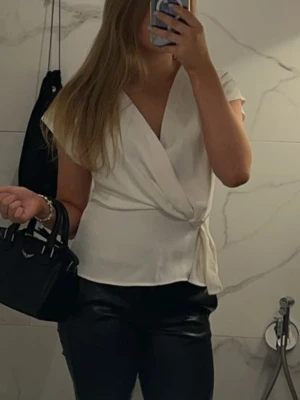 White Zara blouse - Suosittu valkoinen pusero Zarasta! Ei tietääkseni myydä enää. Käytetty vain muutaman kerran. Koko S.