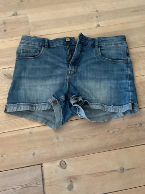 Blå jeansshorts  - Säljer dessa blåa jeansshorts i storlek 170💕Dem är i mycket bra skick. Vet inte vart dem är ifrån då lapp saknas. 