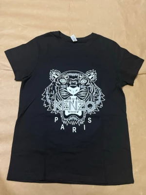 Svart Kenzo T-shirt  - Helt ny Kenzo Paris T-shirt har aldrig använts. Storlek S
