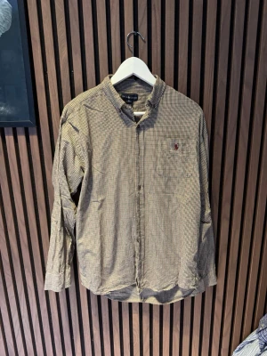 Ralph Lauren skjorta - Skicket är mycket bra på den och den är i storlek XL men passar L. Kontakta gärna vid frågor🙌