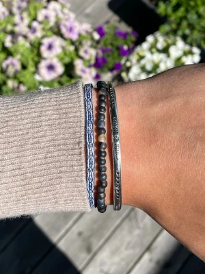Armbands set  - Snyggt armbands set nu till sommaren☀️. Armbandet har justerbar knytning och passar perfekt för en avslappnad men ändå stilren look. Kombinerar olika material för en cool layering-effekt. Armbandet säljs som ett set och alla armband går att justera(passar alla). Skriv för fler frågor‼️🙌