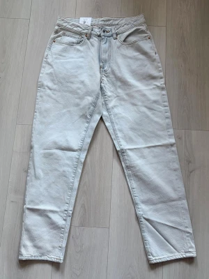 Ljusblå raka jeans från Vailent - Snygga ljusblå jeans från Vailent med rak passform och klassisk femficksdesign. Jeansen har hög midja, bälteshällor och kontrastsömmar. Perfekta för en avslappnad och trendig look. Materialet är denim i bomull.