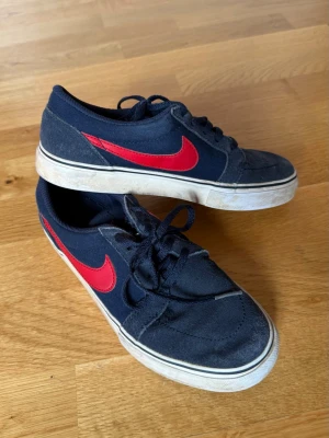 Marinblå NIKE - Vintage Nike skor! JÄTTE bekväma och sitter bra! Storlek: 37.5 Kan levereras eller hämtas i Lund!