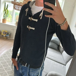 Stickad hoodie  - Säljer denna as feta unika hoodien perfekt till sommarkvällarna 🙌 riktigt bra skick 