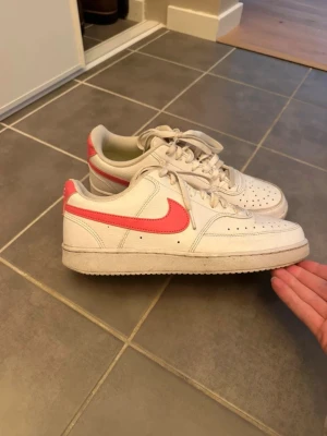 Nike Court Vision Low - stl 41 - Nike skor inköpta 2023 och endast använda två gånger under sommaren 2023. Nypris var 1199:-