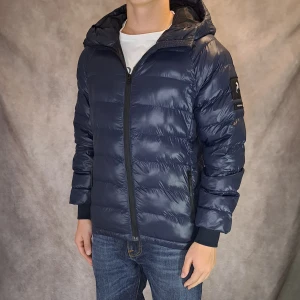 Peak Performance Dunjacka - Stl M - 🗻 Populär och snygg dunjacka från Peak Performance perfekt för den kalla vintern som närmar oss! 🗻 | Nytt skick: 9/10 ett litet hål i ena armen | Nypris ca: 3500kr | Stl: M | Modellen på bilden är 175cm lång och sitter fint, men passar även längre | 