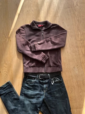 Snygg puma cardigan - Säljer denna riktigt feta cardigan från puma🙌   Storlek: M Skick: 8/10 🔥  Använd få gånger, har några pyttesmå blekningsfläckar på ärmen som knappt syns Lite luftigare tjocktröja perfekt nu till sommaren!  💬Skriv vid frågor! 💸 Pris kan diskuteras vid snabb affär! 📦 Skickas snabbt!