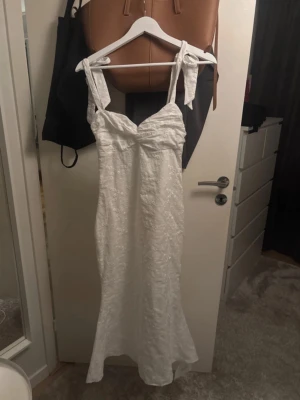 Vit Adoore klänning - Sååå Såå fin men tyvärr för liten (aldrig använd). Perfekt till student eller bara sommarens tillfällen💕💕