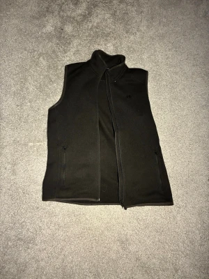 Helly Hansen väst - Svart helly Hansen väst i storlek L!