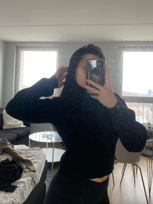 Svart polotröja - Svart polotröja, vet tyvärr inte storleken på den. Men jag är en typisk S. Säljes pga att den ej kommer till användning längre. Kan fraktas eller mötas upp i Göteborg. 