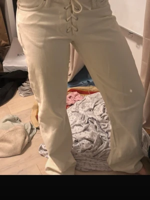 Gina jeans med snöre  - Super fina Gina jeans med snöre. Det finns inga skador som jag vet om! Har använt bara en gång.