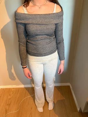 Grå off shoulder topp - Ribbad off shoulder topp från ginatricot. Den är grå/svart spräcklig