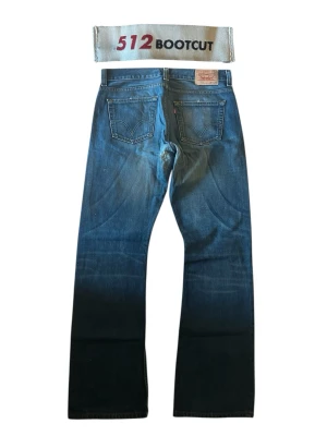 Levi Jeans 512 Bootcut - Feta bootcut Levi jeans, sällsynta 512 modellen. Storlek 36x36 med mått: 45cm midja, 114cm längd, 90cm innerben och 25cm ben öppning. Bra skick men har en professionell reparation i grenen. 