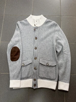 Kashmirblend Cardigan med knappar - Kashmirblend cardigan med knappar från Spada Rome, storlek M. Skick 9/10, som ny. Pris 649, fraktas samma dag!