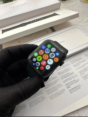 Apple Watch Series 5 svart aluminium - Har 2 klickar en öppnad o en oöppnad. Den ni får är den oöppnade. 