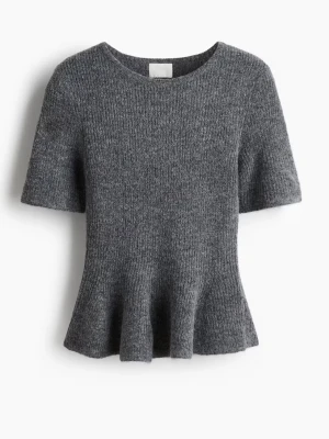 Stickad topp - Grå stickad topp med volang ner till. Supermjukt material!!! Ej använd💕