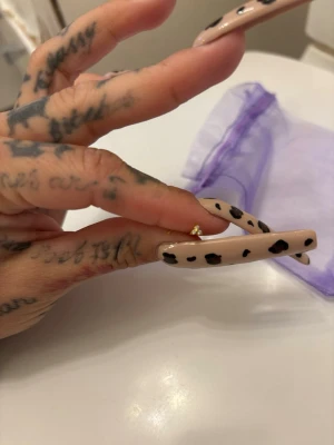 Nässmycke  - Nässmycke i 24k guldpläterat kirurgiskt stål med tre kristaller, helt ny oanvänt ord pris 129:- + frakt  🤎  ▪️ TikTok: Ginise ✨ 