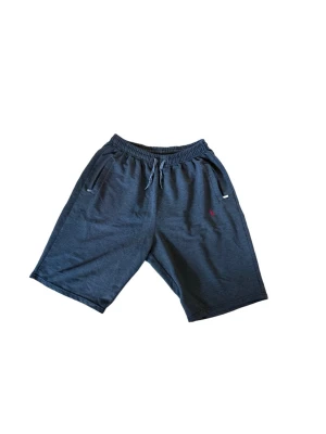 Mörkblå shorts från Polo Ralph Lauren - Mörkblå shorts från Polo Ralph Lauren med elastisk midja och snörning. Klassisk röd logga broderad på vänster sida. Tillverkade i mjuk bomull, perfekta för chill dagar. Två sidofickor för det viktigaste.