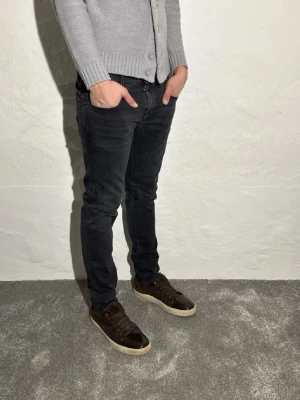 Replay jeans  - Säljer ett par svarta slim fit jeans med klassisk femficksmodell och dragkedjegylf. Jeansen har en modern, smal passform och är perfekta för en avslappnad men ändå stilren look. Materialet är mjukt och stretchigt för extra komfort.