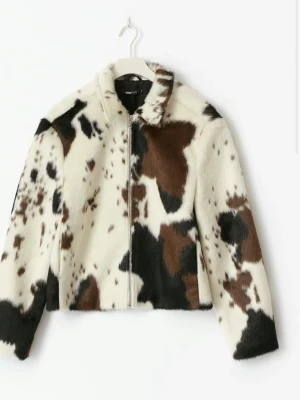 Cow print jacka  - Helt ny jacka från GinaTricot, storlek S. 