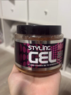 Stylinggel med pro-vitamin B5 - En burk stylinggel från Beauty Formulas med pro-vitamin B5 som stärker håret. Gelen har en klar, lätt bärnstensfärgad ton, produkten har lite glitter i sig men inte jätte mycket men det är jätte fint har inte testat den själv i håret men skulle inte tro att glittret syns så mycketPerfekt för att skapa hållbara frisyrer. Jag skulle säga att det finns 95% av produkten kvar 