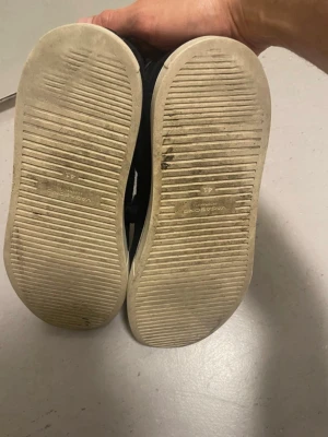 Vagabond Paul2.0 skor - Mörkblå Vagabond Paul 2.0 skor i mocka i mycket bra skick i storlek 41. Knappast använda, bara lite slitna på undersidan. Nypris: 1399kr